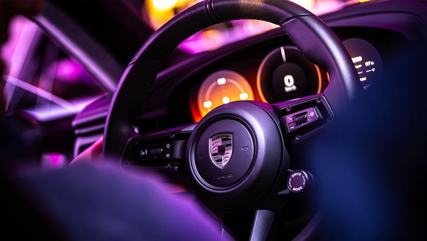 Otra de sus particularidades, el Macan eléctrico incorpora el innovador sistema Porsche Active Aerodynamics (PAA).