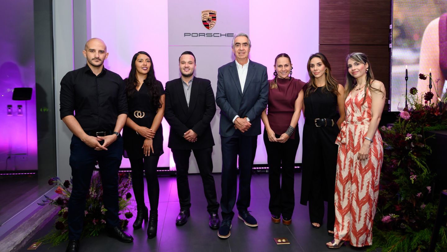 Juan Sebastián Córdoba, Asesor Comercial Medellín; Lorena Parada, Jefe de Gestión Humana de Autoelite; Juan Carlos Ortíz, Asesor Certificado de Porsche; Jorge Behar, Gerente General de Autoelite; Paula Jaramillo, Gerente de Mercadeo y Prensa; Juliana Vicente, Gerente Concesionario Porsche Medellín;  Ana Gallego, Asesora de Porsche Life Style. Porsche Center Medellín.