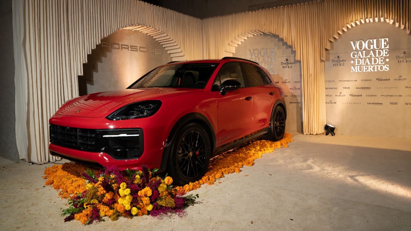Porsche Cayenne GTS presente en la Vogue Gala de Día de Muertos 2024, Palacio de Minería, Ciudad de México, Porsche de México, 2024