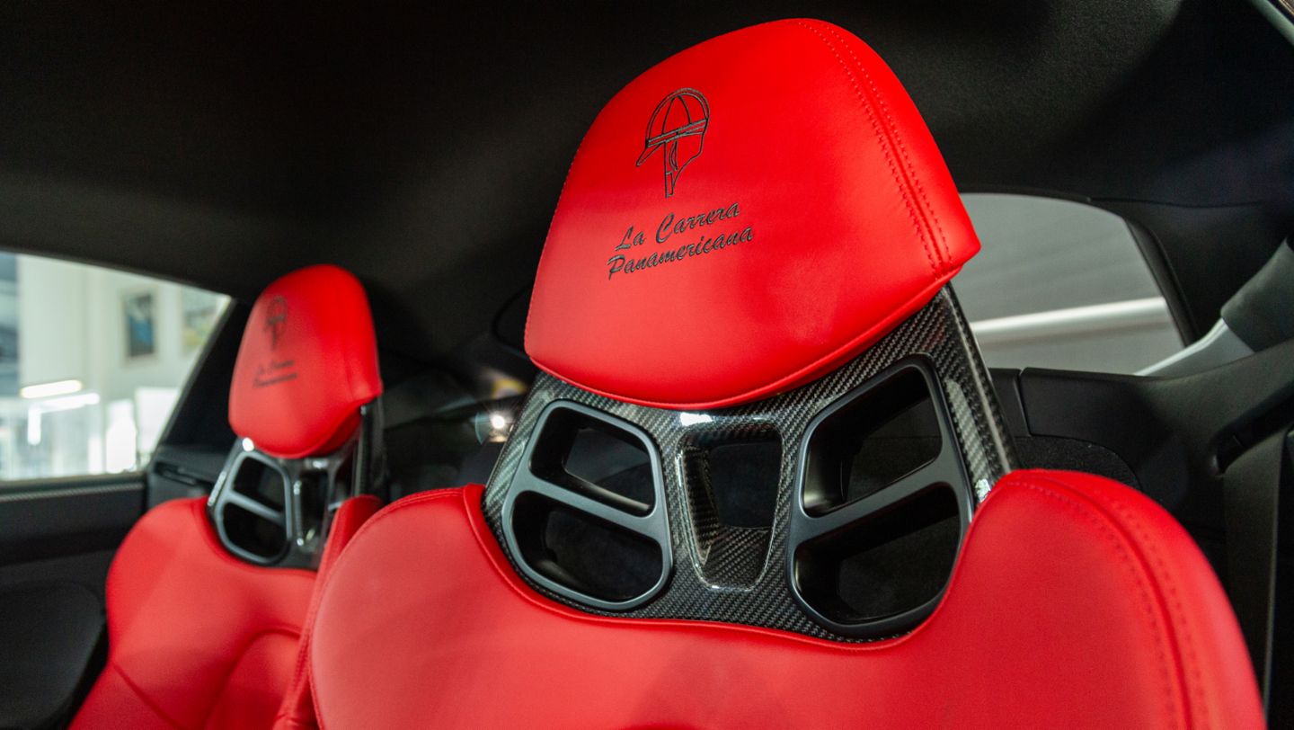 Los asientos tipo baquet en tapicería de piel de color rojo presumen bordados alusivos a la Carrera Panamericana en sus cabeceras, Porsche de México, 2024