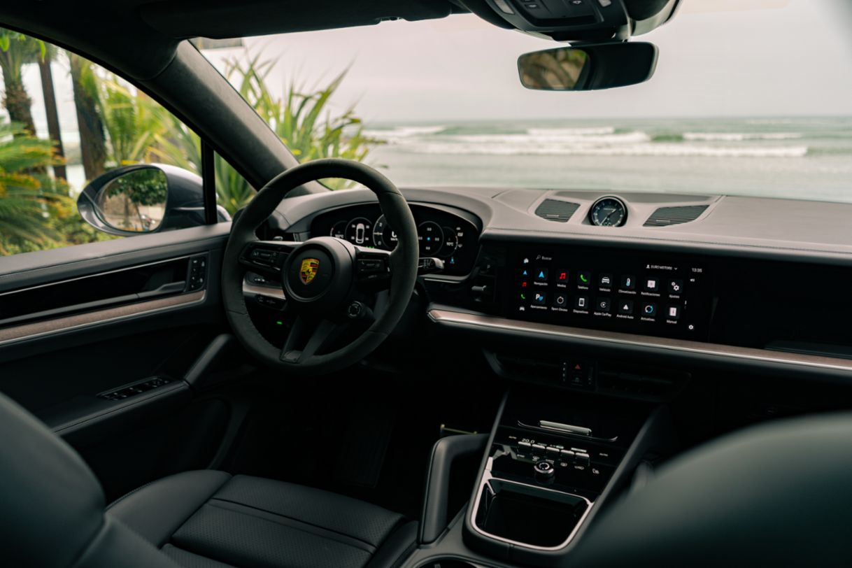 Interior del nuevo Cayenne GTS, color gris quarzite metalizado, exhibido en las calles de Lima, Lima Perú, Porsche AG.