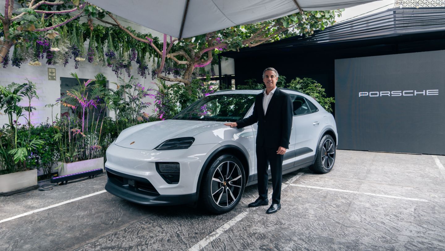 Gonzalo Flechelle, Gerente de Porsche Perú, junto al nuevo Macan 4 eléctrico, color gris ice, en el lanzamiento del primer SUV totalmente eléctrico de Porsche, que se llevó a cabo en el restaurante Pescados Capitales, en Miraflores, Lima, Perú, Porsche AG.