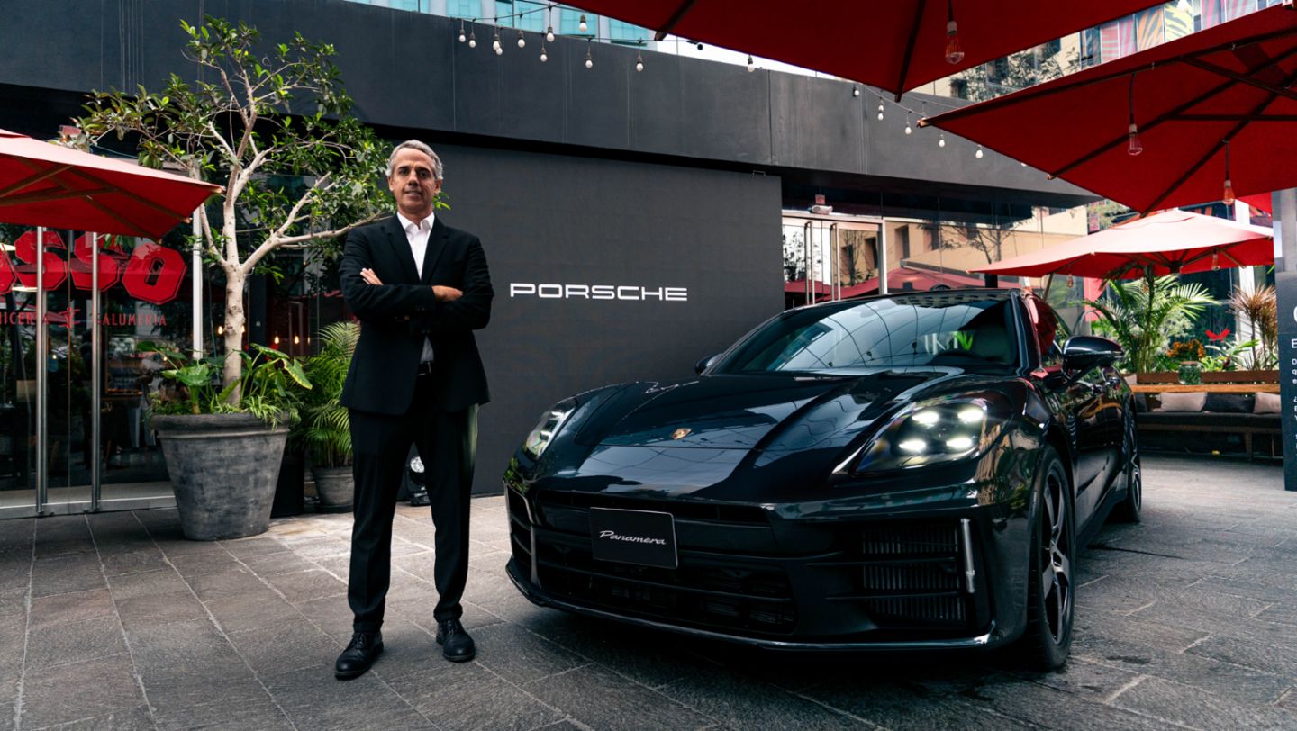 Gonzalo Flechelle, Gerente de Porsche Perú, junto con el nuevo Porsche Panamera, color gris vulcano metalizado, en el lanzamiento de la tercera generación de este Gran Turismo, que se llevó a cabo en el restaurante Osso, en San Isidro,  Lima, Perú, Porsche AG.