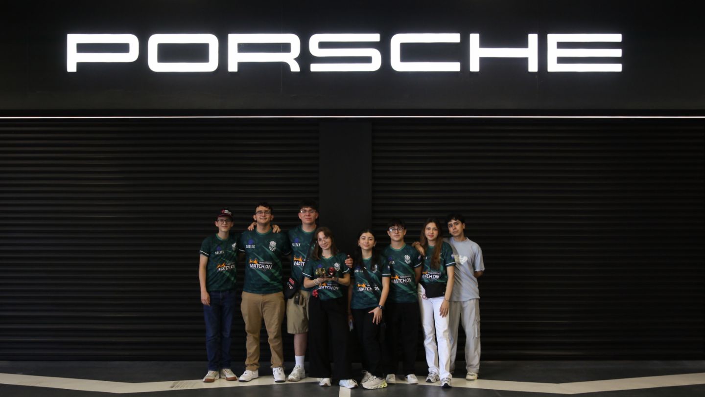 Ocho estudiantes costarricenses de colegios científicos participaron en la final mundial STEM Racing en Singapur, Porsche Studio Singapur, Asia, 2025, Porsche AG.