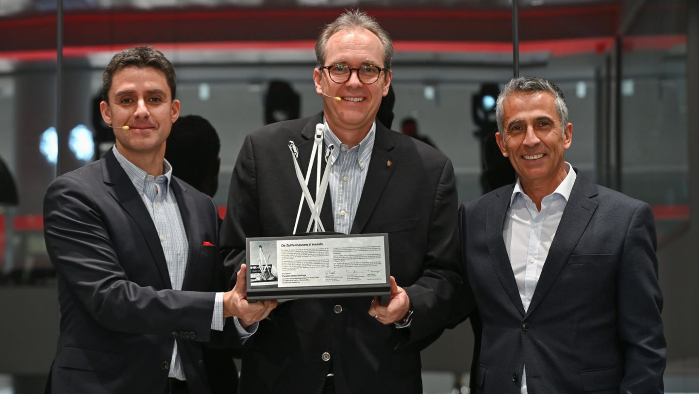  Vicente Díaz, Brand Manager de Porsche en Chile; Christoph Klein, Director de Desarrollo de Negocios de Porsche Latin America; Alejandro Richard, Director Automotriz Premium Inchcape Chile, Porsche Center Santiago, Santiago, 2025