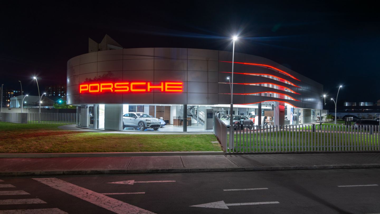 Porsche Center Bogotá renovó su vitrina bajo el concepto Destination Porsche; Bogotá - Colombia.