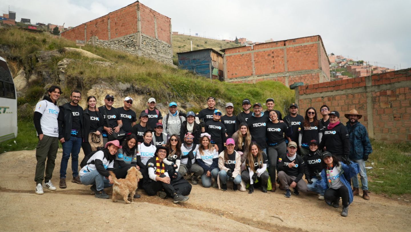 Voluntarios colaboradores de Autoelite y sus familias construyeron viviendas en República de Canadá de la localidad de Ciudad Bolívar, Bogotá, Colombia; Porsche AG