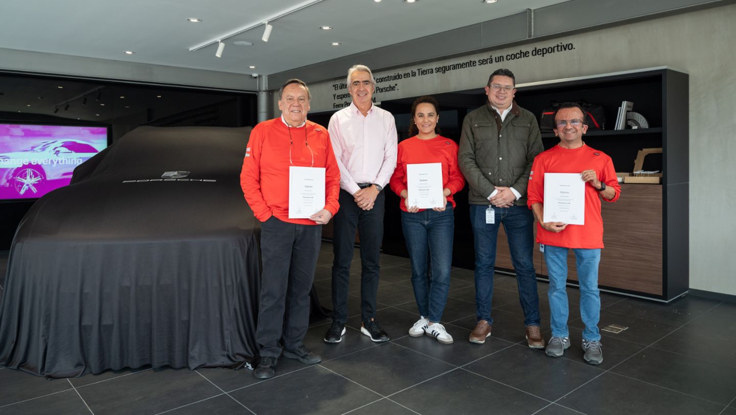 Manuel Orduz, periodista de Revista Motor; Jorge Behar, Gerente General de Autoelite; Natalia Vergara, periodista Blu Radio; Yeison Aguirre, Gerente Nacional de Postventa; Andrés Baraya, periodista Autos de Primera.