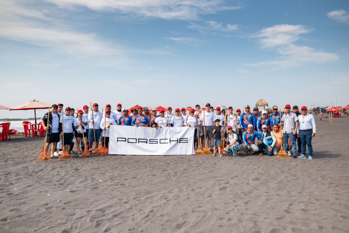 Grupo Los Tres, distribuidor exclusivo de Porsche en Guatemala, realiza su primera jornada de limpieza de playas