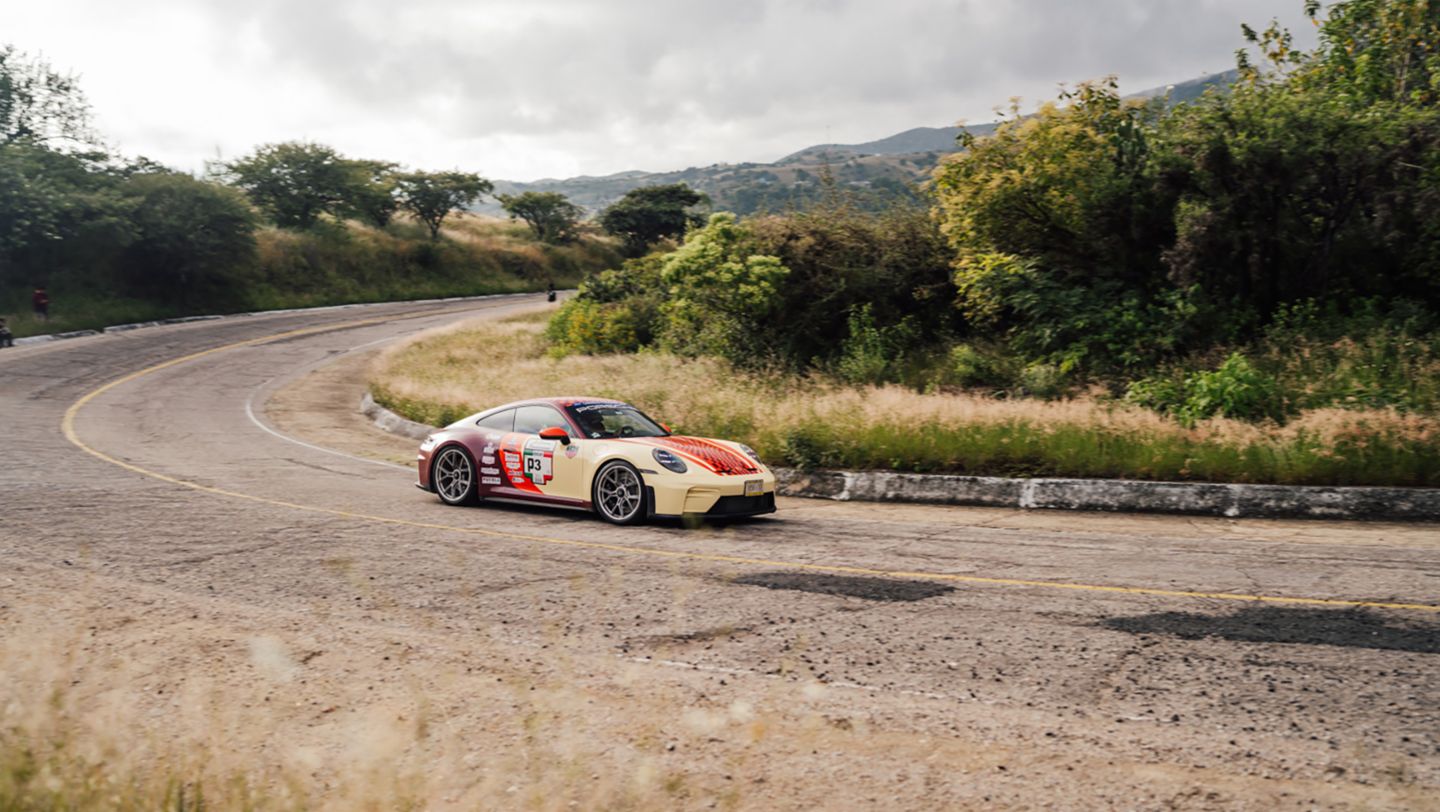 Timo Bernhard en el Porsche 911 GT3 (P3); La Carrera Panamericana, Porsche de México, 2025.