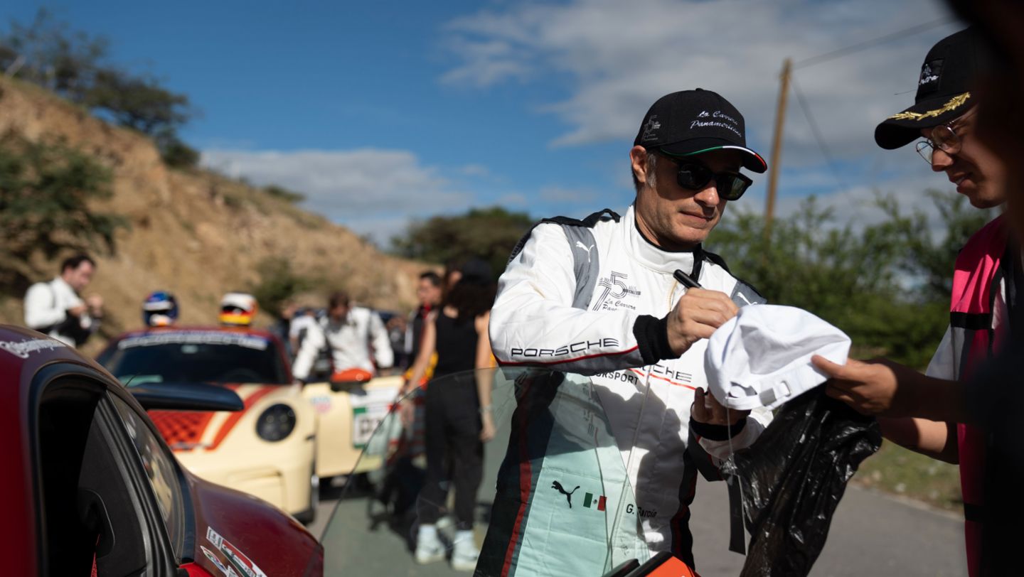 Gael García Bernal, actor y productor mexicano e invitado especial del Porsche Team; La Carrera Panamericana, Porsche de México, 2025.