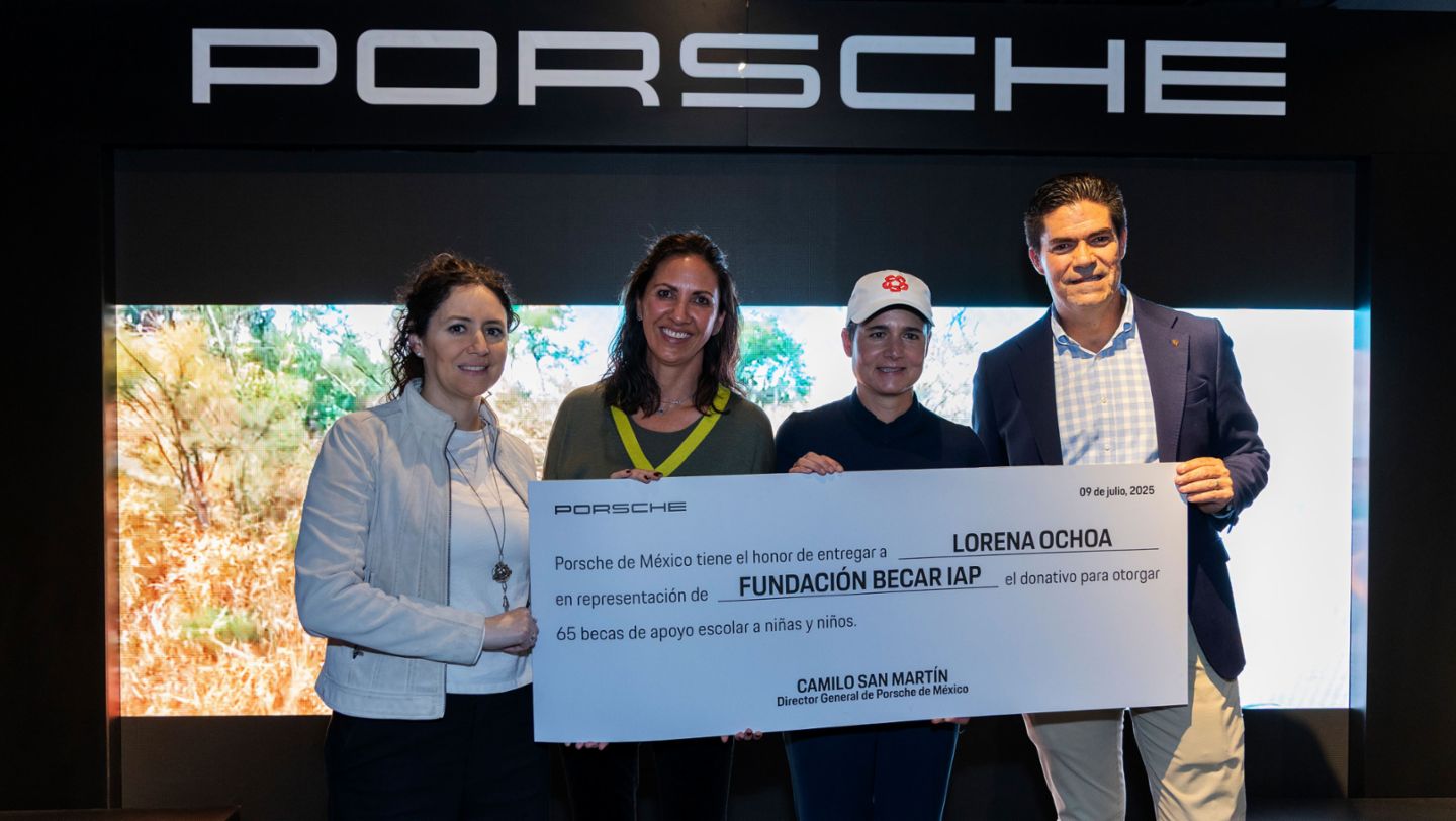 (Izq.-der.) Yolanda Alarcón, Subdirectora de Relaciones Institucionales de Fundación Becar IAP; Regina García, Directora General de Fundación Becar IAP; Lorena Ochoa, Embajadora de Fundación Becar IAP y Camilo San Martín, Director General de Porsche de México; Entrega de donativos a fundaciones aliadas, Porsche de México, 2025.