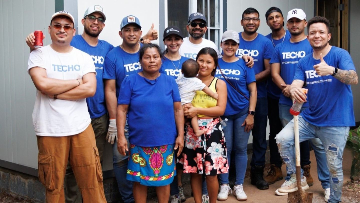 Miembros de la familia Flaco en compañía de los voluntarios