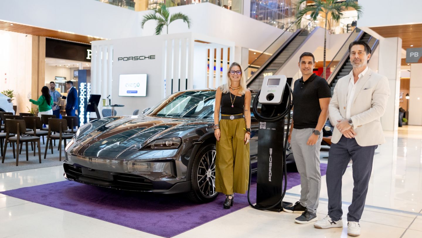 Andrea Perdomo en compañía de Norberto Cusatti, gerente comercial de Evergo y Raúl Civiello, Gerente General de Alemautos Panamá.