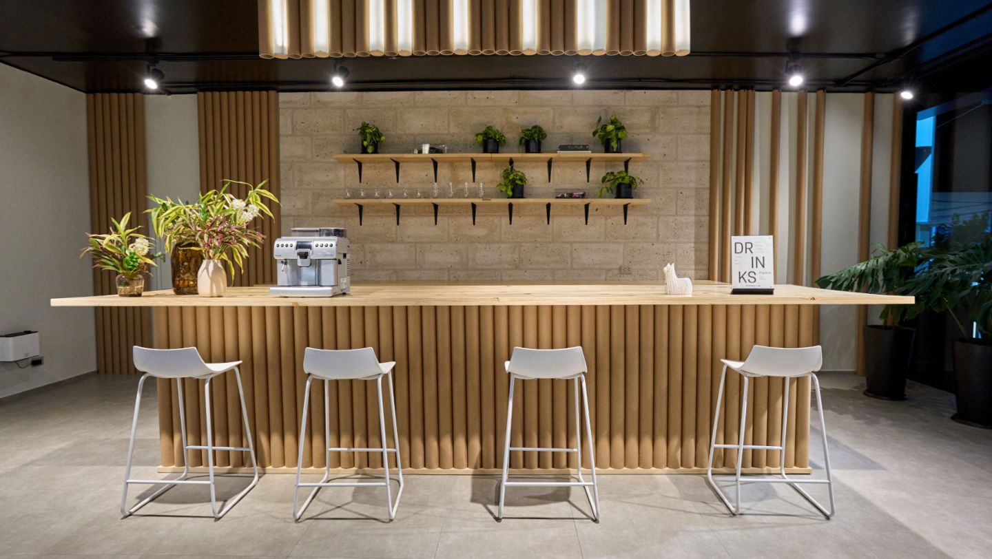 Porscheplazt, una de las áreas de experiencia del nuevo Porsche NOW, que cuenta con un ambiente acogedor y proporciona una sensación de hogar, ubicado en Arequipa, Arequipa, Perú, Porsche AG.