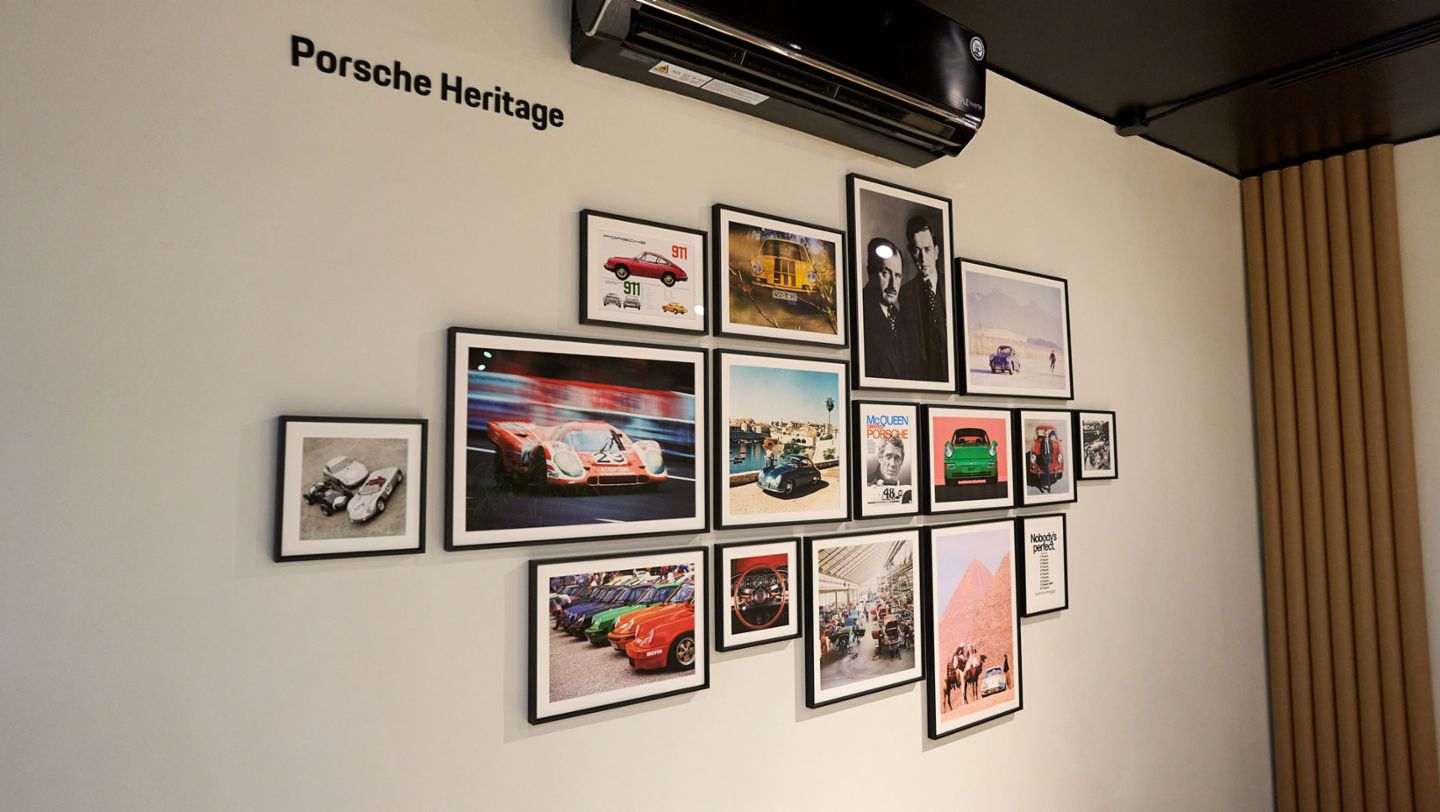 Porsche Heritage Wall, una de las áreas en donde se puede observar la herencia y la pasión de la marca del nuevo Porsche NOW, ubicado en Arequipa, Arequipa, Perú, Porsche AG.