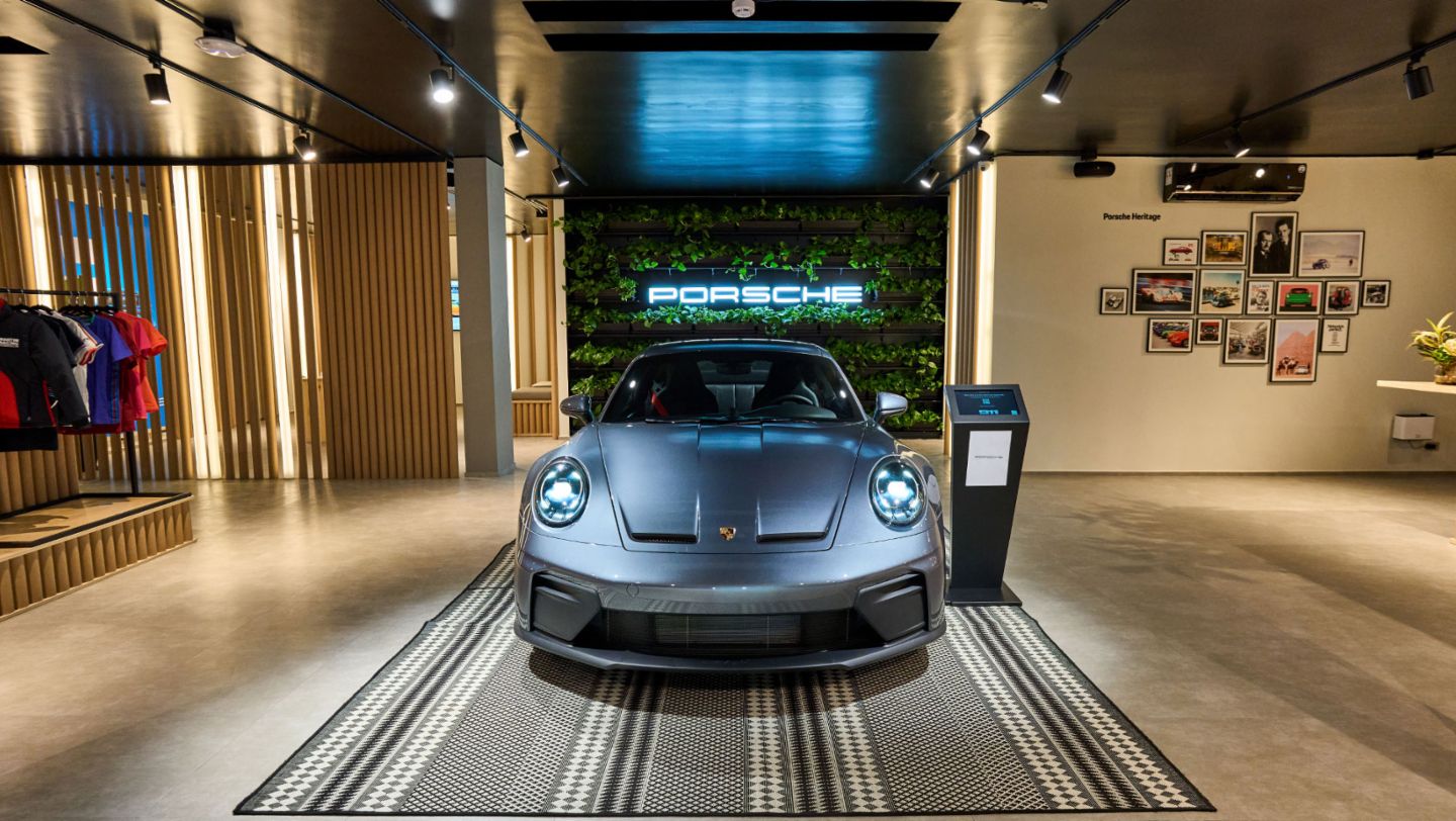 El 911 GT3 Touring, color Gris vanadio metalizado, exhibido en el nuevo Porsche NOW Arequipa, ubicado en Arequipa, Arequipa, Perú, Porsche AG.