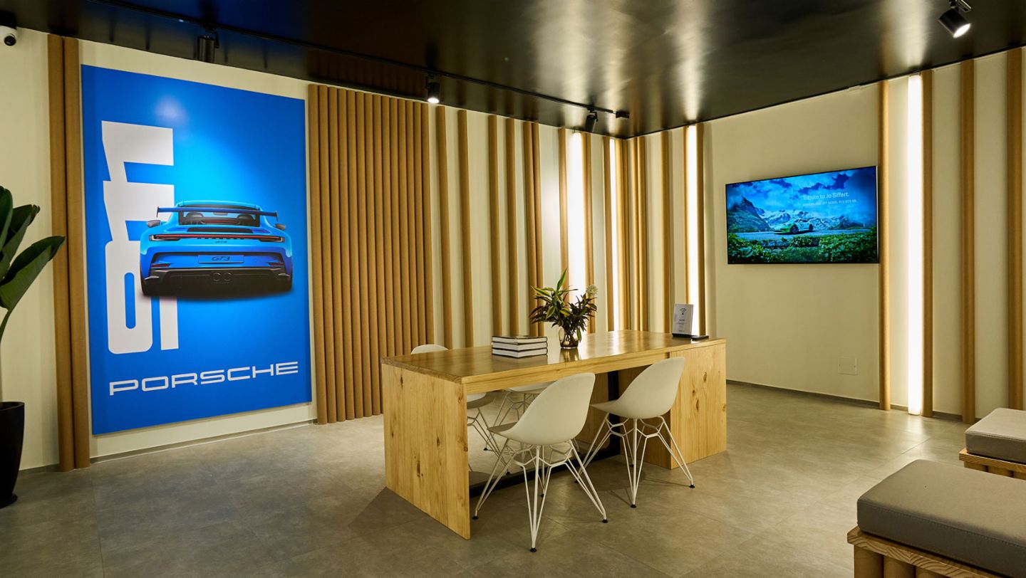 Fitting Lounge, una de las áreas donde los clientes podrán configurar el auto de sus sueños, en el nuevo Porsche NOW, ubicado en Arequipa, Arequipa, Perú, Porsche AG.