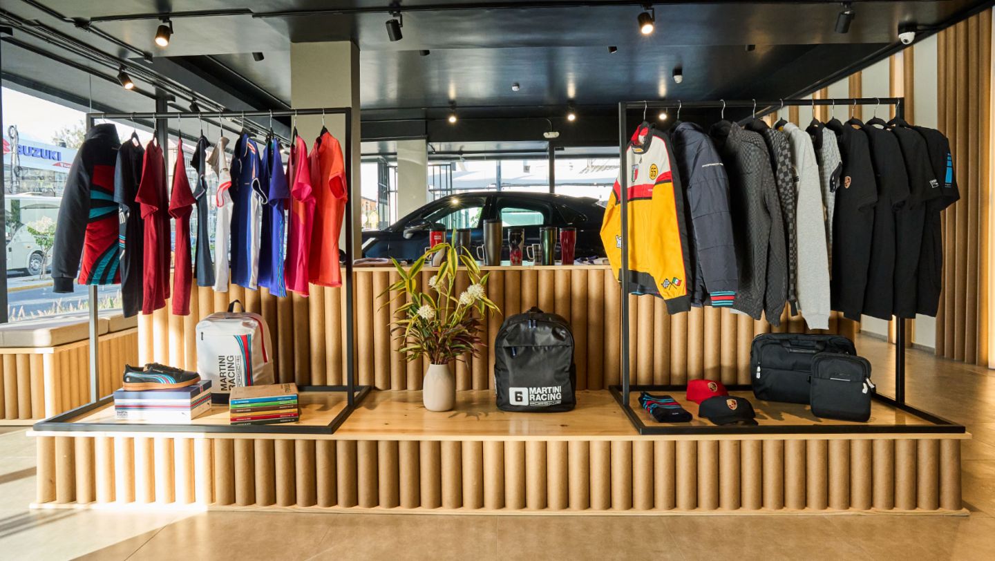 Porsche Lifestyle, un área donde podrán encontrar los accesorios más exclusivos de la marca exhibidos en el nuevo Porsche NOW Arequipa, ubicado en Arequipa, Arequipa, Perú, Porsche AG.