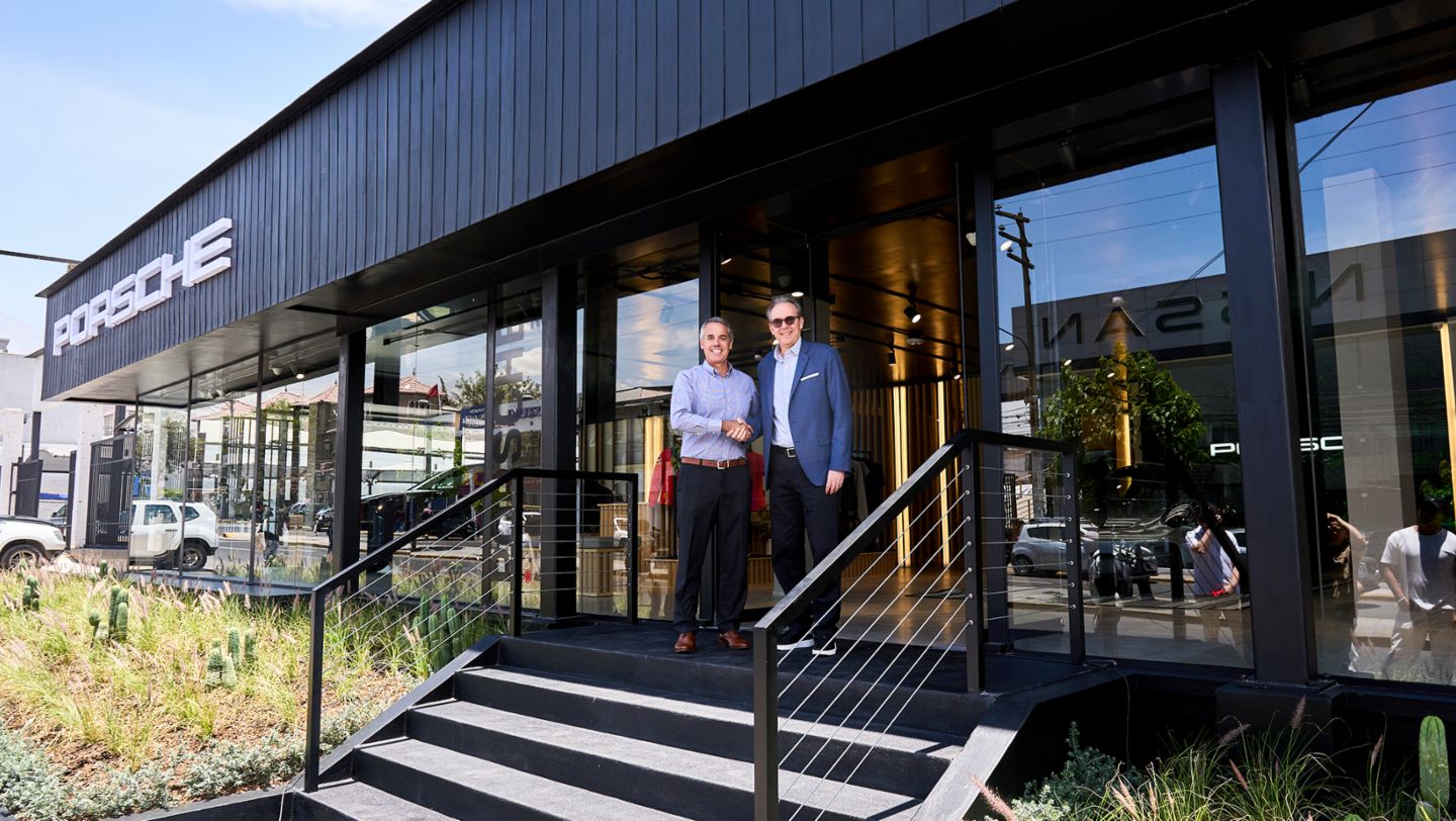 Gonzalo Flechelle, Gerente de Porsche Perú, y Christoph Klein, Director de Desarrollo de Negocios de Porsche Latin America, en el frontis del primer Porsche NOW en Arequipa, Arequipa, Perú, Porsche AG.
