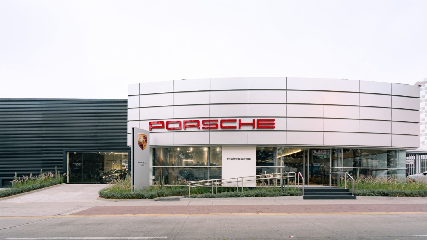 Frontis del renovado Porsche Center Lima, ubicado en el distrito de Surquillo, Lima, Perú, Porsche AG.