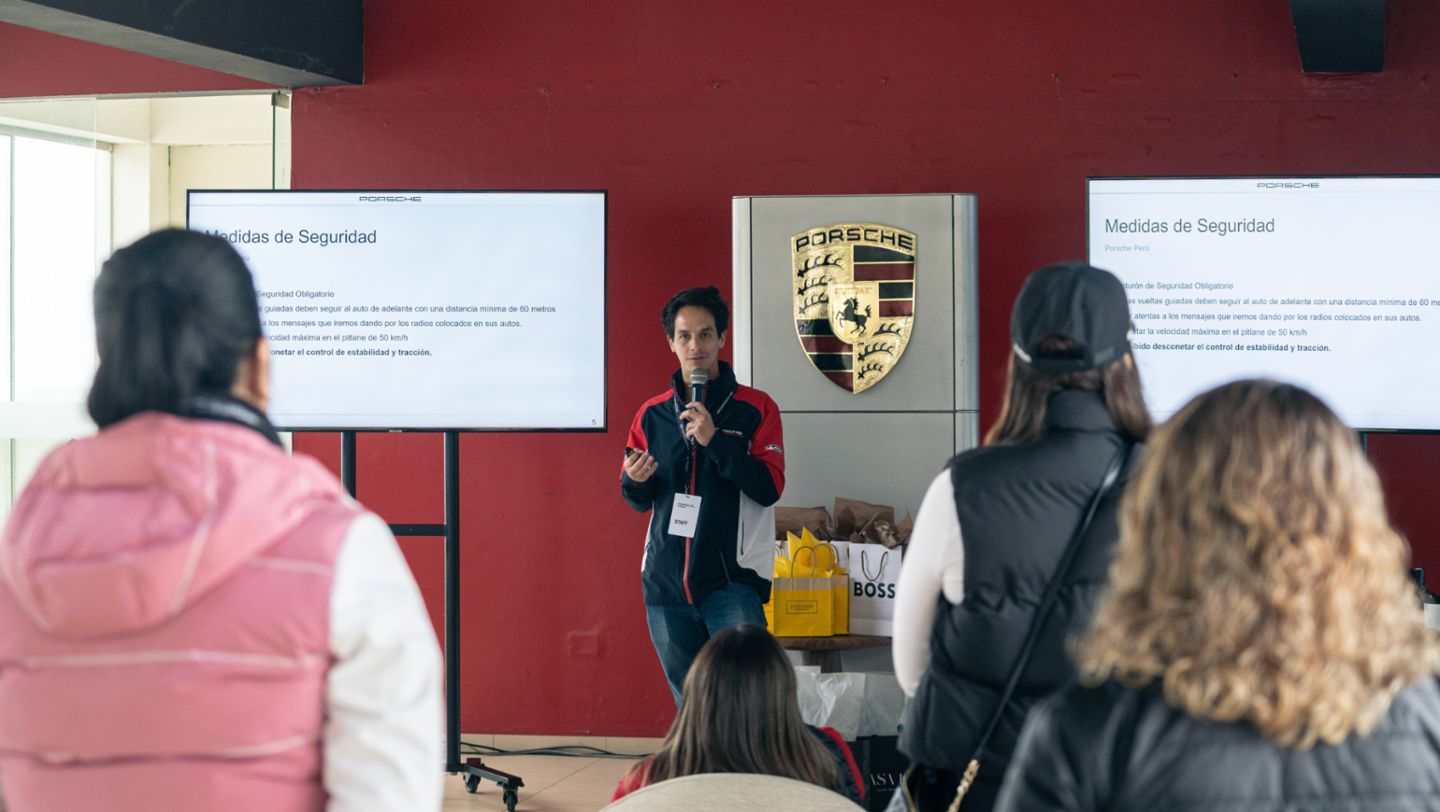 Clienta atentas a la charla de seguridad antes de iniciar el She Track Day, un evento exclusivo para mujeres que busca poner a prueba el performance de los autos en un entorno seguro. La jornada se llevó a cabo en el Autódromo La Chutana, al sur de Lima, Perú, organizada por Porsche AG.