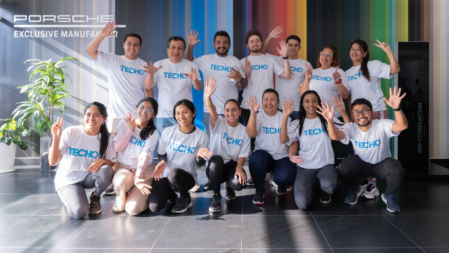 Voluntarios del Grupo Euromotors, representante oficial de Porsche en el Perú, y miembros activos de TECHO reunidos en el showroom de Porsche antes de partir  a la jornada solidaria, en el Asentamiento Humano 17 de marzo, en el distrito de San Juan de Miraflores, Lima, Perú, Porsche AG.