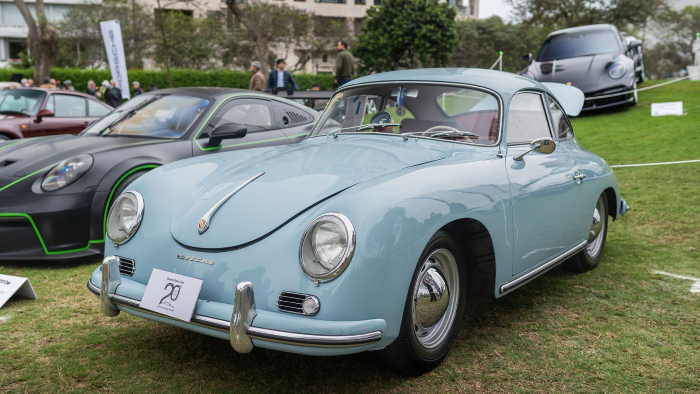 Porsche 356 de 1957, el primer auto en llevar el nombre del fabricante de Stuttgart, durante la Exhibición de Autos Clásicos y Deportivos realizada en el Lima Golf Club, Lima, Perú, por Porsche AG.