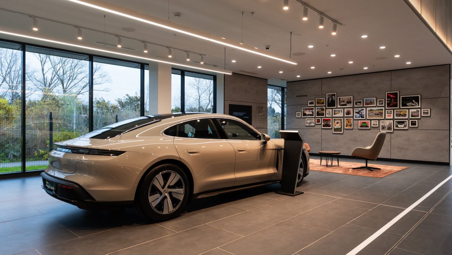 Porsche Taycan 4S, Porsche Center Uruguay, Uruguay, 2025