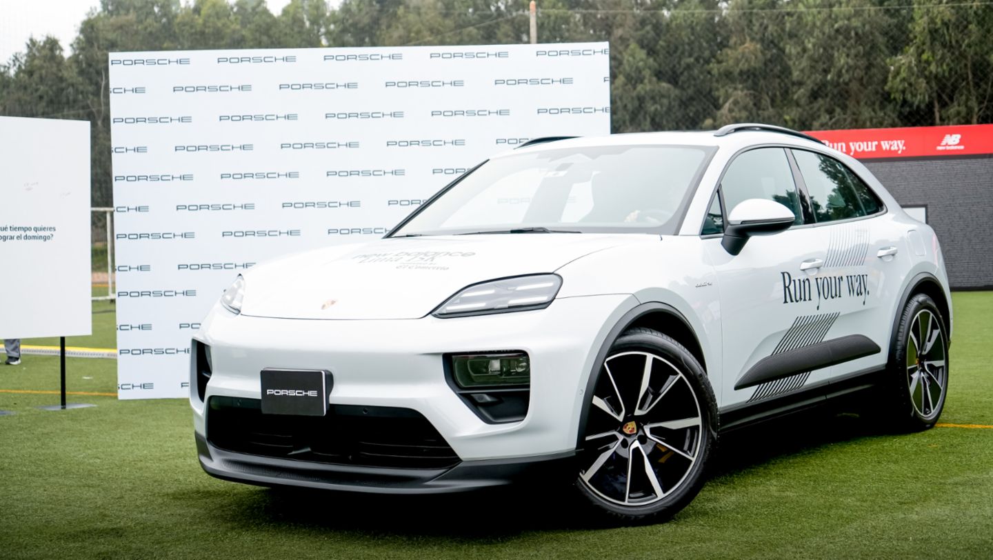 Macan 4 Electric, color gris ice, exhibido en el stand de Porsche como parte de las activaciones que realizó la marca durante dos días previos a la carrera de New Balance 15k powered by El Comercio, que se llevó a cabo en San Isidro, Lima, Perú, Porsche AG.