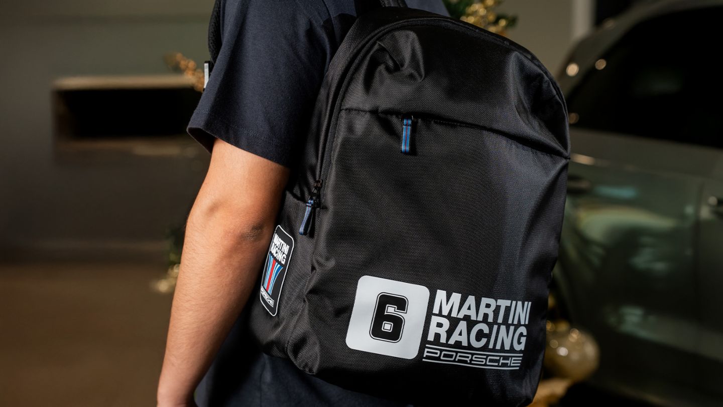 Martini Racing Backpack, pieza de la colección exclusiva de Porsche Lifestyle presentada en el marco de la campaña navideña ‟Season of Wonder” del fabricante de Stuttgart, que se llevará a cabo hasta el 23 de diciembre a nivel nacional, Lima, Perú, Porsche AG.