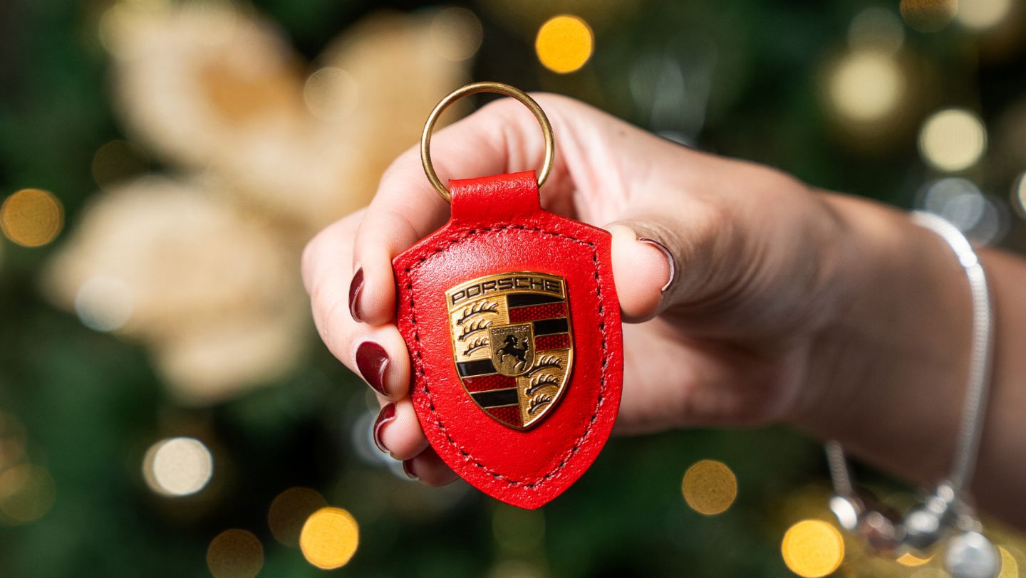 Crest Keyring Red, pieza de la colección exclusiva de Porsche Lifestyle presentada en el marco de la campaña navideña ‟Season of Wonder” del fabricante de Stuttgart, que se llevará a cabo hasta el 23 de diciembre a nivel nacional, Lima, Perú, Porsche AG.