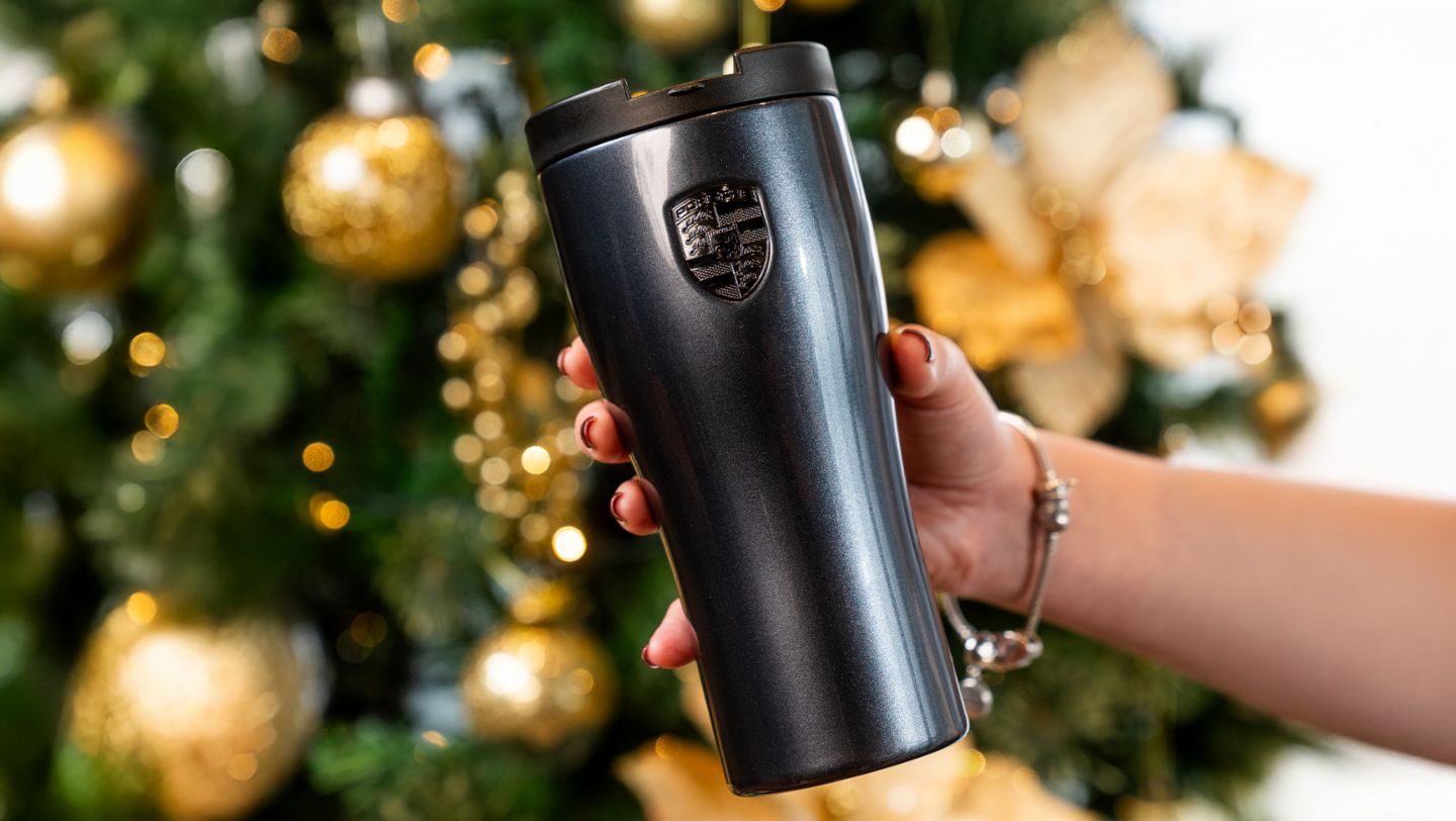 Turbonite thermal travel mug, pieza de la colección exclusiva de Porsche Lifestyle presentada en el marco de la campaña navideña ‟Season of Wonder” del fabricante de Stuttgart, que se llevará a cabo hasta el 23 de diciembre a nivel nacional, Lima, Perú, Porsche AG.