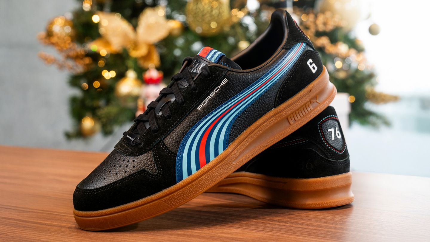 Sneaker Lifestyle Edition de Martini Racing, pieza de la colección exclusiva de Porsche Lifestyle presentada en el marco de la campaña navideña ‟Season of Wonder” del fabricante de Stuttgart, que se llevará a cabo hasta el 23 de diciembre a nivel nacional, Lima, Perú, Porsche AG.