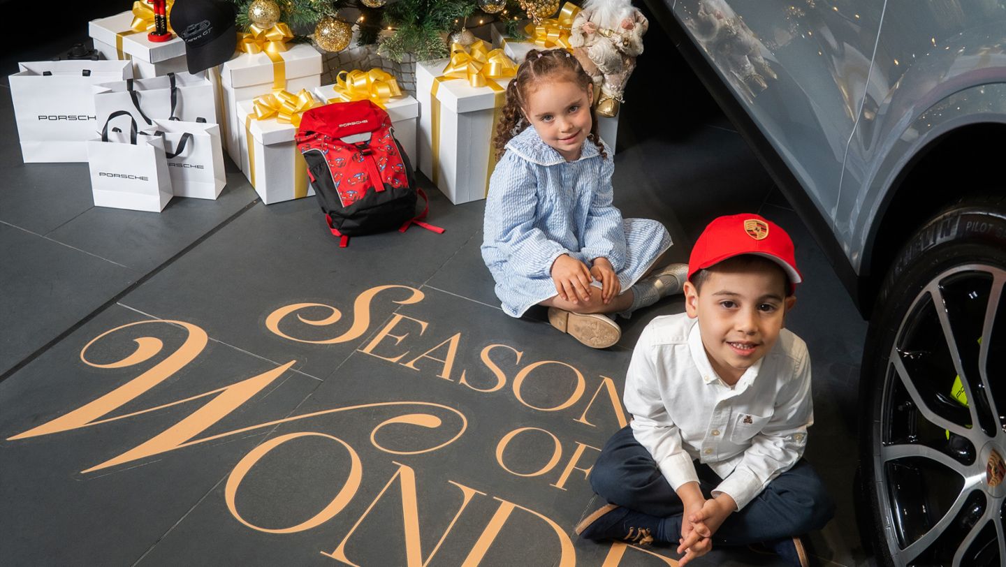 Futuros porschistas posando junto al Cayenne Coupé para dar a conocer la campaña navideña ‟Season of Wonder” del fabricante de Stuttgart, que se llevará a cabo hasta el 23 de diciembre y en donde podrá encontrar toda la colección de esta temporada festiva, así como productos exclusivos de Porsche Lifestyle, Lima, Perú, Porsche AG.