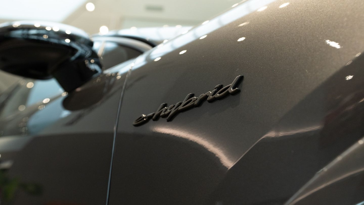 Porsche Cayenne Turbo E-Hybrid Coupé, Porsche Center Buenos Aires, Argentina, 2025