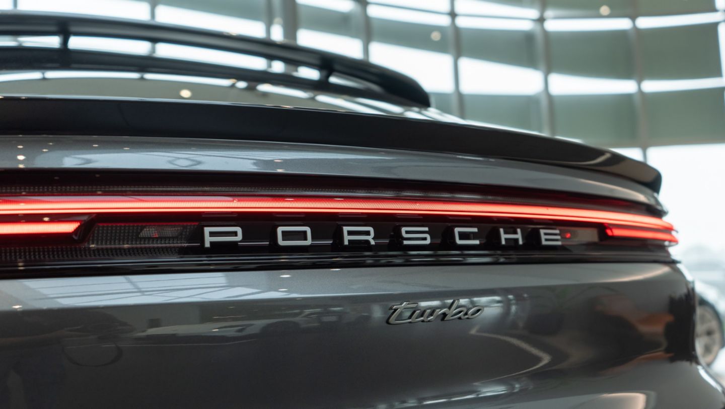 Porsche Cayenne Turbo E-Hybrid Coupé, Porsche Center Buenos Aires, Argentina, 2025