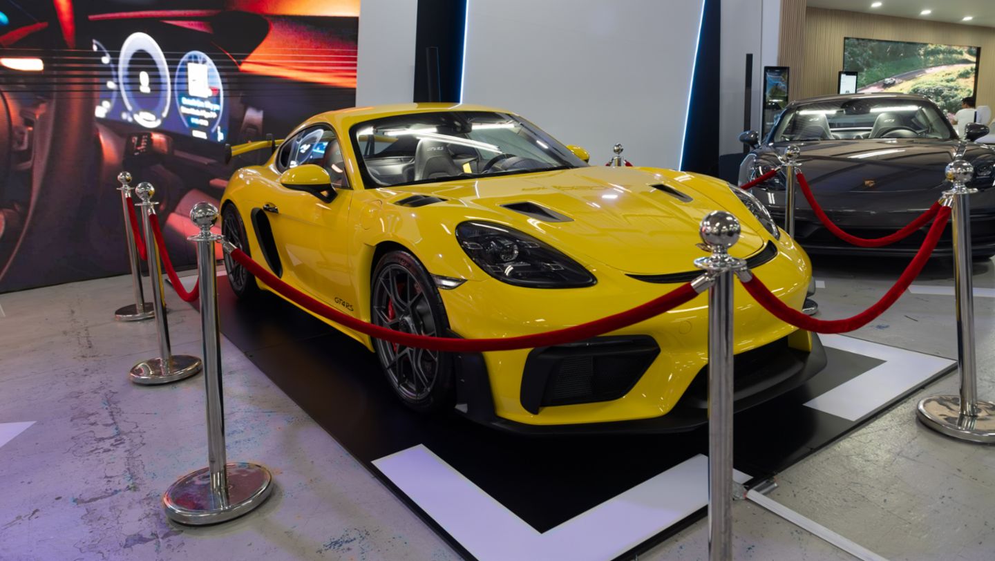El Porsche 718 Cayman GT4RS en un impactante color amarillo racing, exhibiendo su poder y diseño deportivo en el Autoshow 2025 de Guatemala.
