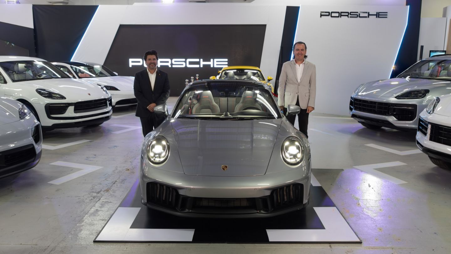 De izquierda a derecha: Rinaldo Llarena, Gerente de Marca Porsche; Diego Cuestas, Gerente General de Grupo Los Tres.