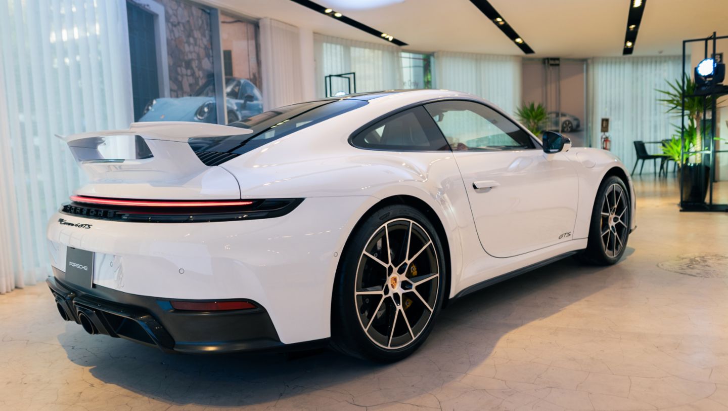Parte lateral del nuevo 911 Carrera 4 GTS, color blanco, en el lanzamiento de este icónico modelo, que se llevó a cabo en Casa 100, una casa de decoración exclusiva, ubicada en San Isidro, Lima, Perú, Porsche AG.
