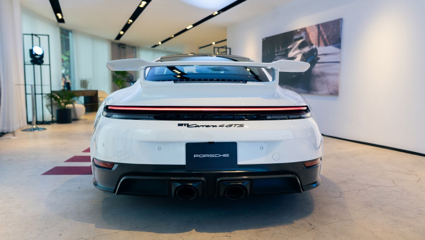 Parte trasera del nuevo 911 Carrera 4 GTS, color blanco, en el lanzamiento de este icónico modelo, que se llevó a cabo en Casa 100, una casa de decoración exclusiva, ubicada en San Isidro, Lima, Perú, Porsche AG.