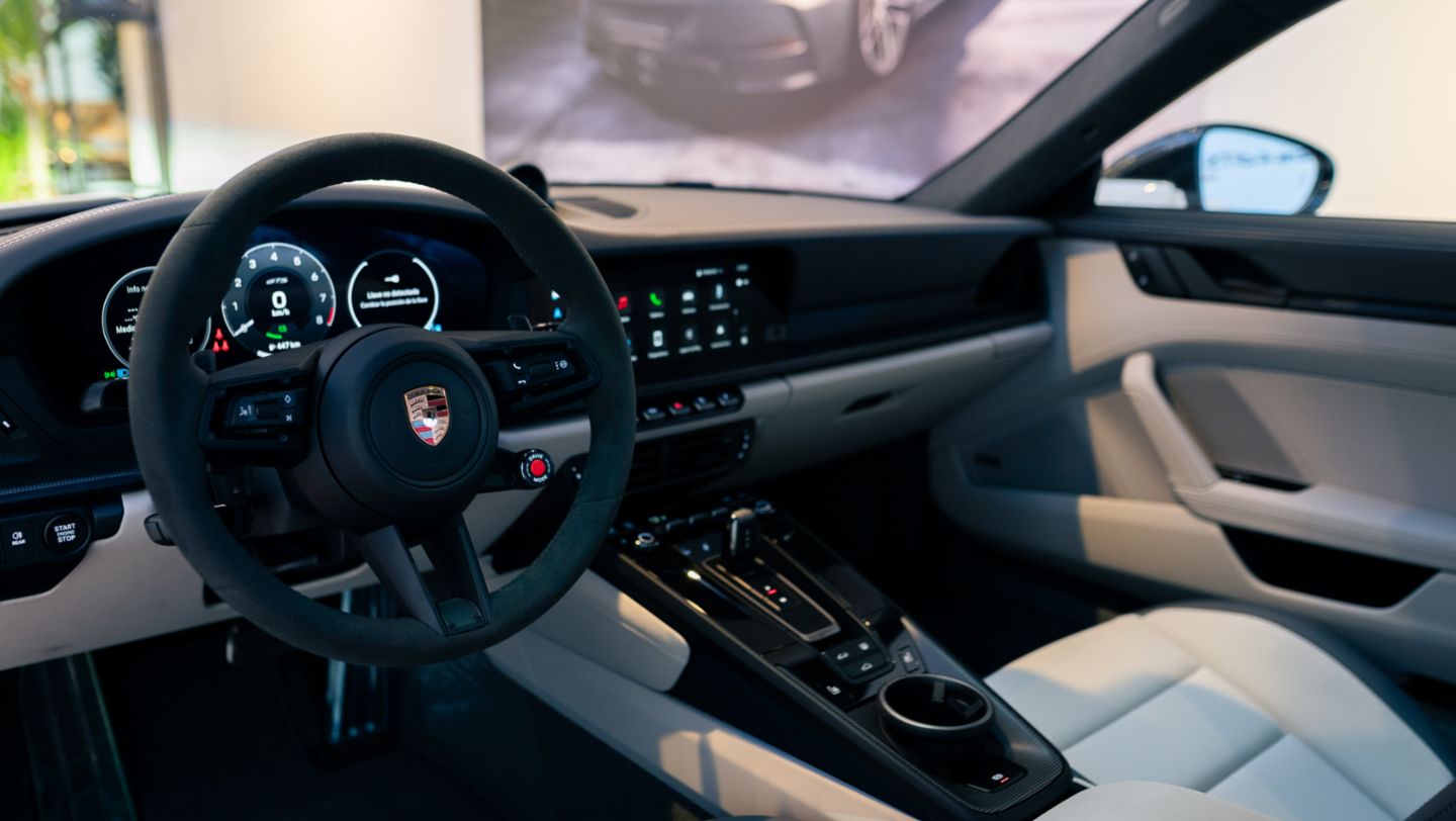 Interior del nuevo 911 Carrera 4 GTS, color blanco, en el lanzamiento de este icónico modelo, que se llevó a cabo en Casa 100, una casa de decoración exclusiva, ubicada en San Isidro, Lima, Perú, Porsche AG.