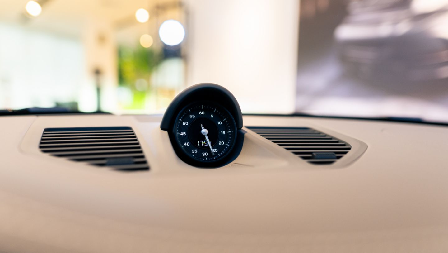 Sport Chrono del nuevo 911 Carrera 4 GTS, color blanco, en el lanzamiento de este icónico modelo, que se llevó a cabo en Casa 100, una casa de decoración exclusiva, ubicada en San Isidro, Lima, Perú, Porsche AG.