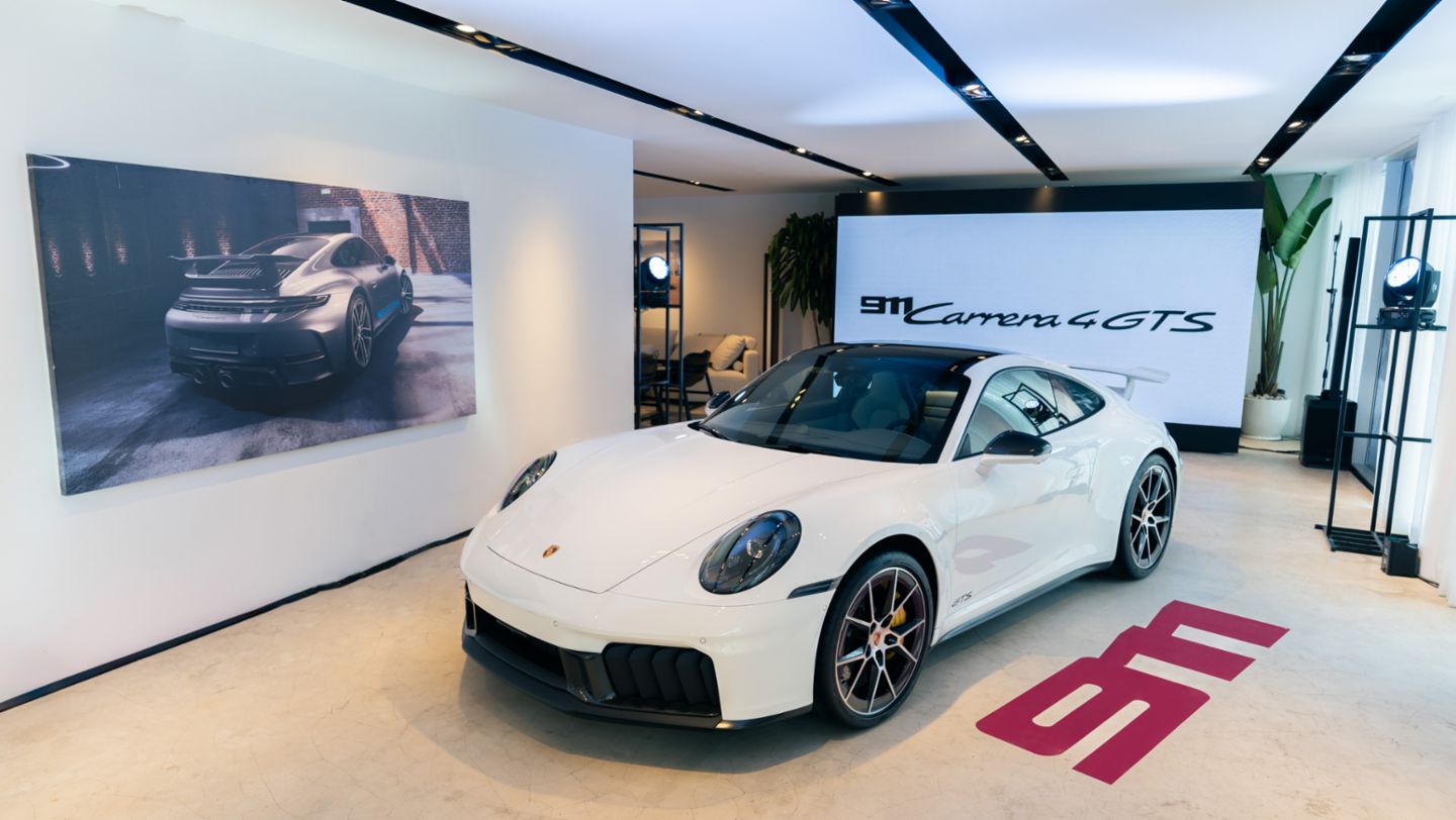 El nuevo 911 Carrera 4 GTS, color blanco, en el lanzamiento de este icónico modelo, que se llevó a cabo en Casa 100, una casa de decoración exclusiva, ubicada en San Isidro, Lima, Perú, Porsche AG.