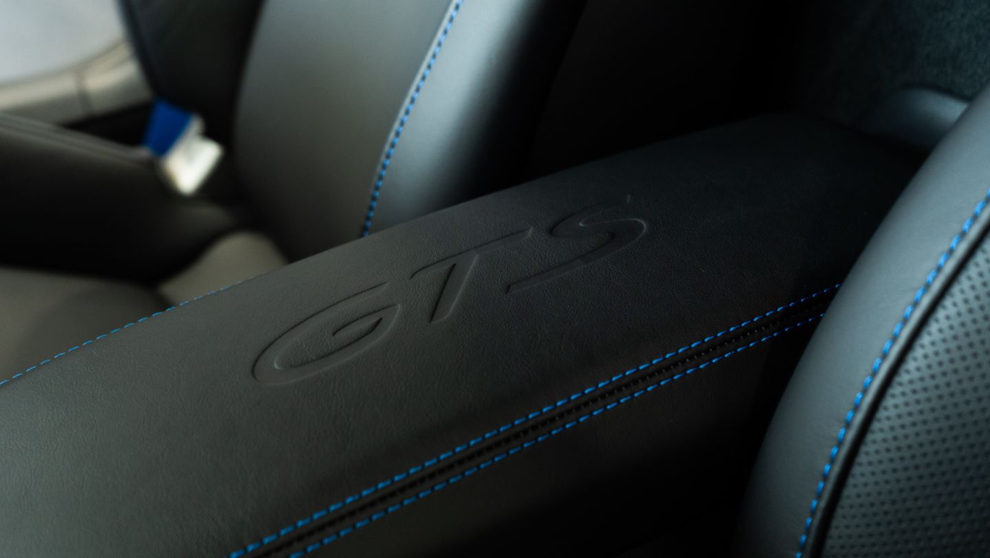 Logotipo del modelo en la tapa del compartimento de almacenamiento del 718 Cayman GTS, color azul shark, que viene siendo exhibido en el Porsche Center Lima para dar a conocer al público el Porsche Exclusive Manufaktur, programa de individualización que ofrece más de 700 opciones para transformar cada vehículo en una pieza única, Lima, Perú, Porsche AG.