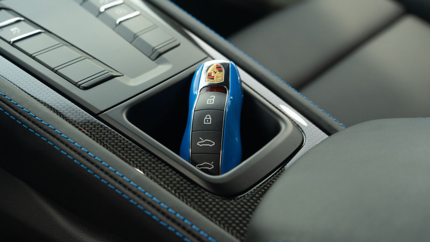 Llaves de vehículo personalizadas pintadas con estuche del 718 Cayman GTS, color azul shark, que viene siendo exhibido en el Porsche Center Lima para dar a conocer al público el Porsche Exclusive Manufaktur, programa de individualización que ofrece más de 700 opciones para transformar cada vehículo en una pieza única, Lima, Perú, Porsche AG.