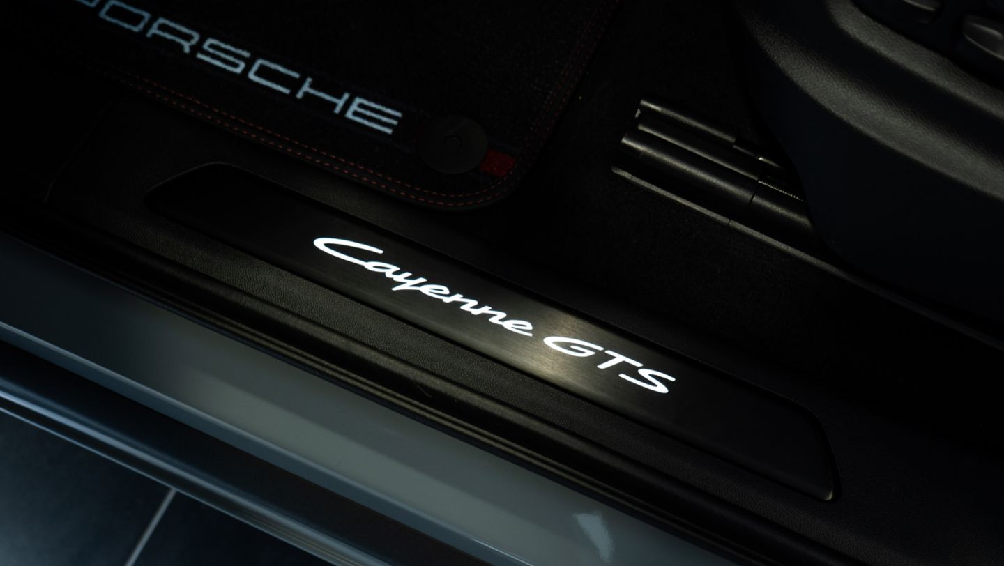 Molduras de umbral de puerta de aluminio cepillado en negro, iluminadas y Alfombrillas personalizadas del Cayenne GTS, color gris arctic, que viene siendo exhibido en el Porsche Center Lima para dar a conocer al público el Porsche Exclusive Manufaktur, programa de individualización que ofrece más de 700 opciones para transformar cada vehículo en una pieza única, Lima, Perú, Porsche AG.