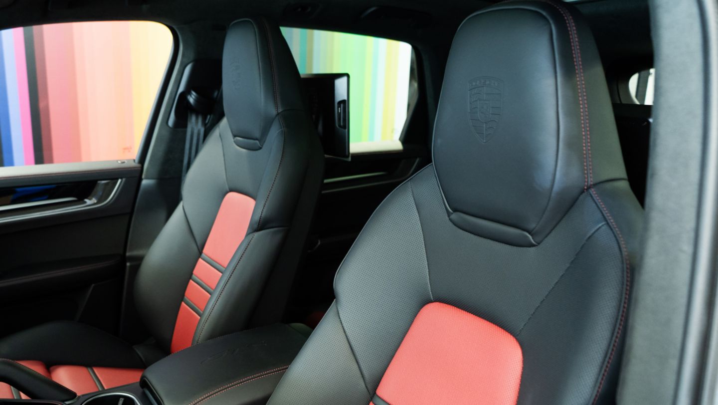 Costuras decorativas y centros de asientos en cuero en color de contraste del Cayenne GTS, color gris arctic, viene siendo exhibido en el Porsche Center Lima para dar a conocer al público el Porsche Exclusive Manufaktur, programa de individualización que ofrece más de 700 opciones para transformar cada vehículo en una pieza única, Lima, Perú, Porsche AG.
