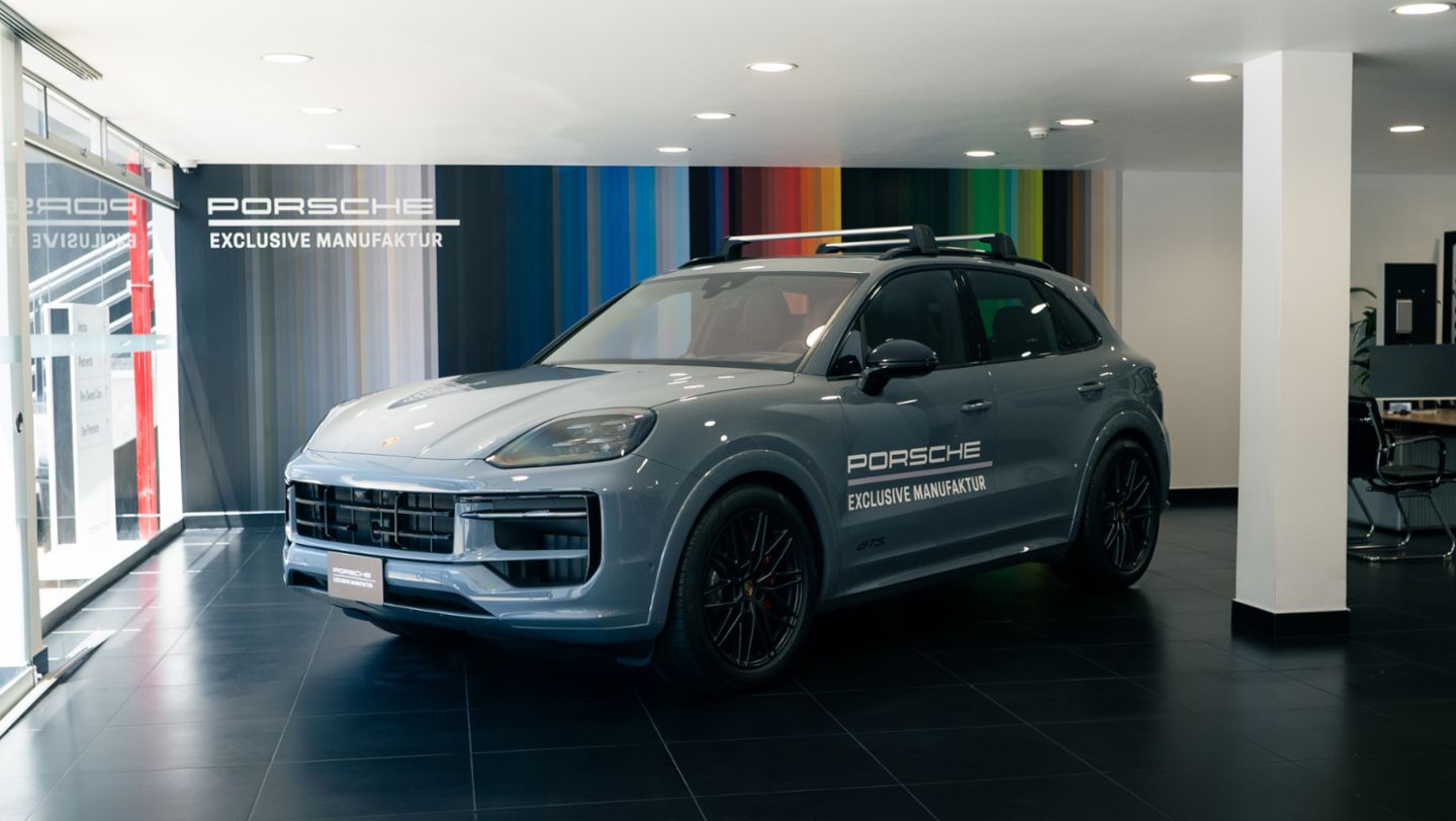 El Cayenne GTS, color gris arctic, viene siendo exhibido en el Porsche Center Lima para dar a conocer al público el Porsche Exclusive Manufaktur, programa de individualización que ofrece más de 700 opciones para transformar cada vehículo en una pieza única, Lima, Perú, Porsche AG.