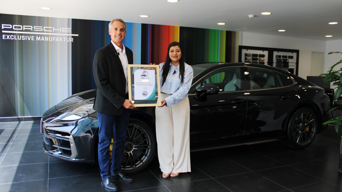 Gonzalo Flechelle, Gerente de Porsche Perú y Giovanna Alvarado, periodista peruana integrante del jurado calificador del Women's Worldwide Car of the Year (WWCOTY).